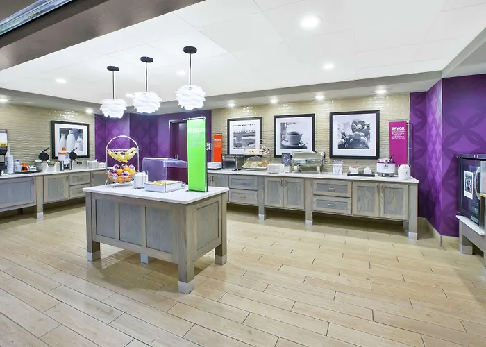 Hampton Inn & Suites Oakwood Village-Cleveland